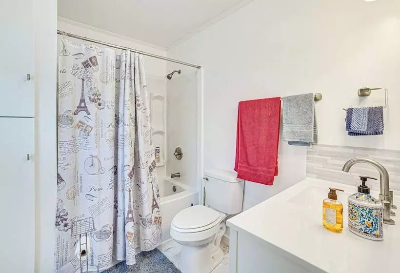 Cozy Illinois Retreat W/ Home Gym & River Views!