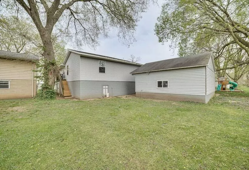 Cozy Illinois Retreat W/ Home Gym & River Views!