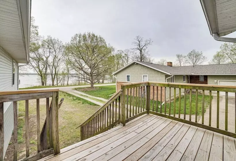 Cozy Illinois Retreat W/ Home Gym & River Views!