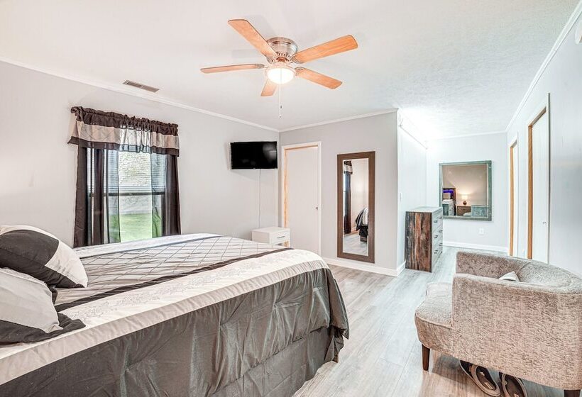 Cozy Illinois Retreat W/ Home Gym & River Views!