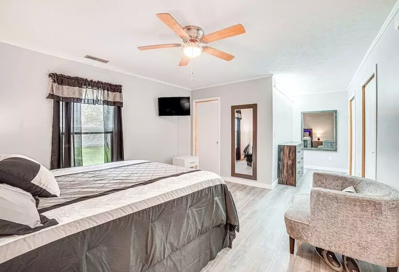 Cozy Illinois Retreat W/ Home Gym & River Views!