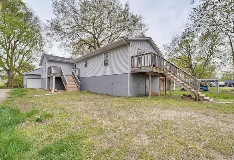 Cozy Illinois Retreat W/ Home Gym & River Views!