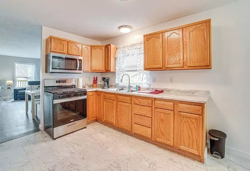 Cozy Illinois Retreat W/ Home Gym & River Views!