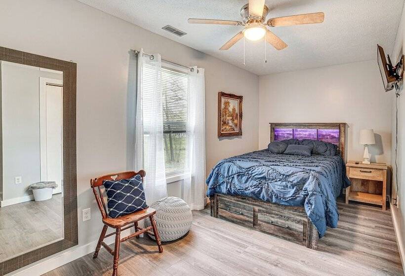 Cozy Illinois Retreat W/ Home Gym & River Views!