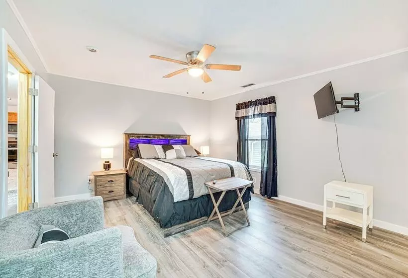 Cozy Illinois Retreat W/ Home Gym & River Views!