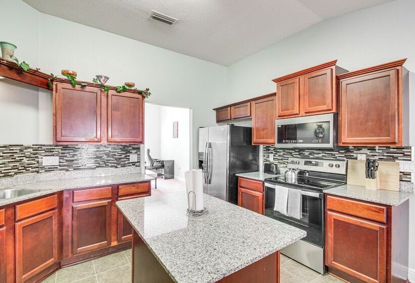 Crestview Family Home: Screened Porch & Games!