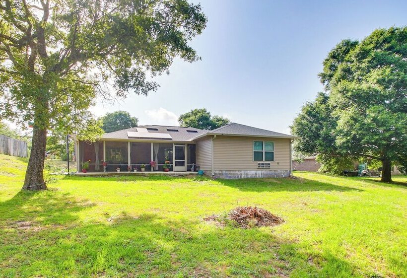 Crestview Family Home: Screened Porch & Games!
