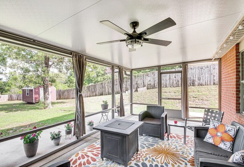 Crestview Family Home: Screened Porch & Games!