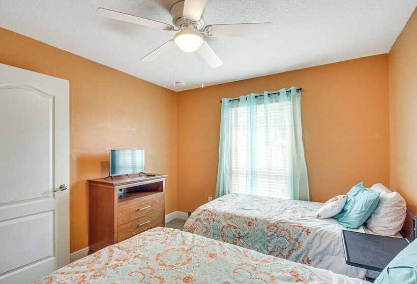 Crestview Family Home: Screened Porch & Games!