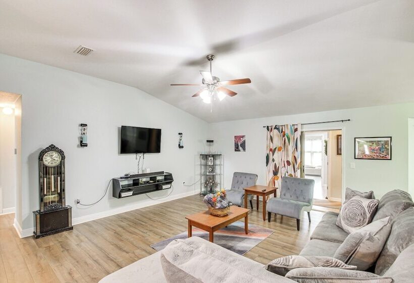 Crestview Family Home: Screened Porch & Games!