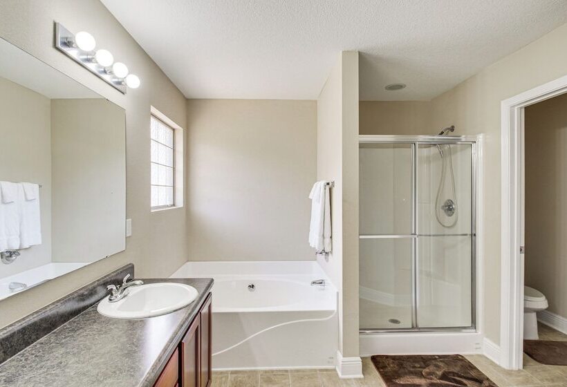 Crestview Family Home: Screened Porch & Games!