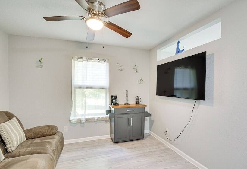 Crestview Family Home: Screened Porch & Games!