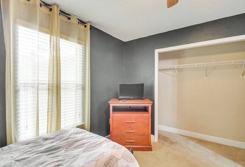 Crestview Family Home: Screened Porch & Games!