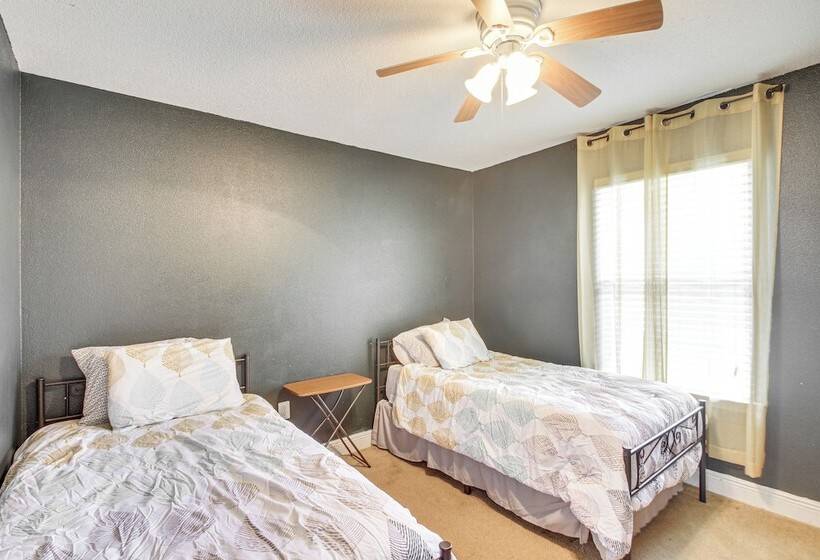 Crestview Family Home: Screened Porch & Games!