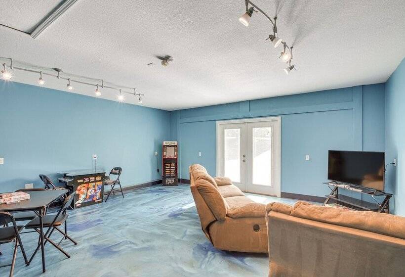 Crestview Family Home: Screened Porch & Games!