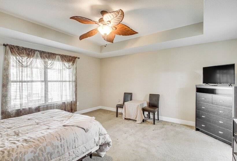 Crestview Family Home: Screened Porch & Games!