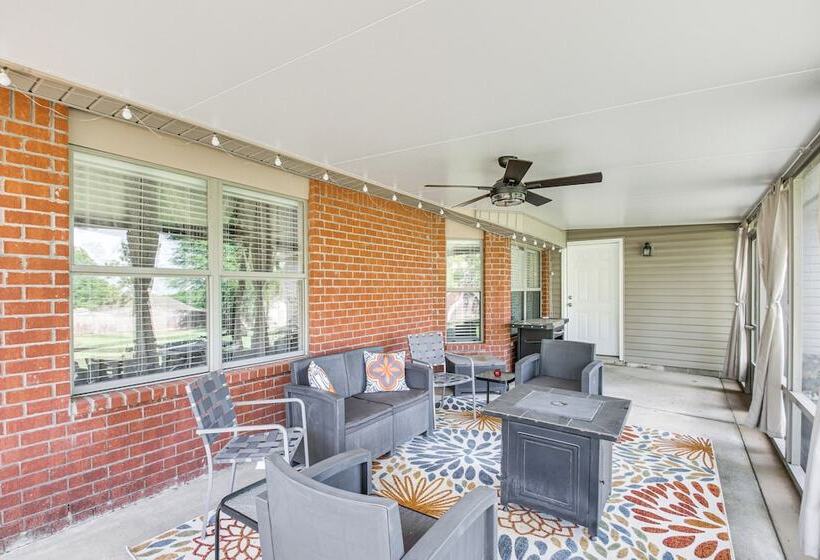 Crestview Family Home: Screened Porch & Games!