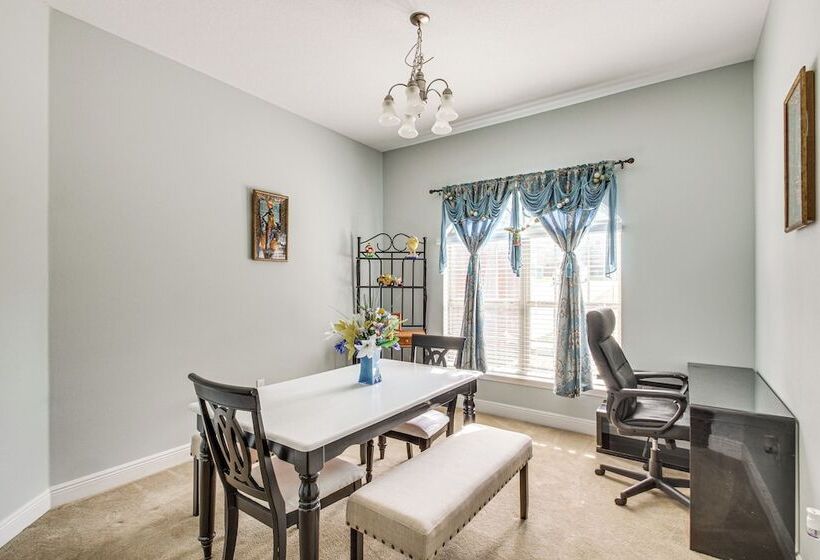 Crestview Family Home: Screened Porch & Games!