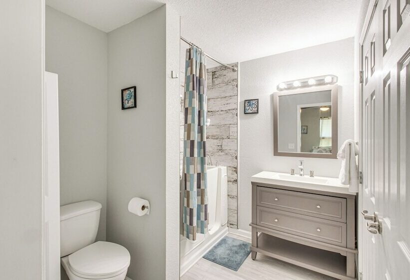 Crestview Family Home: Screened Porch & Games!