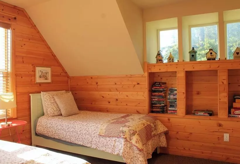 Hostelli Pebble Cove Farm