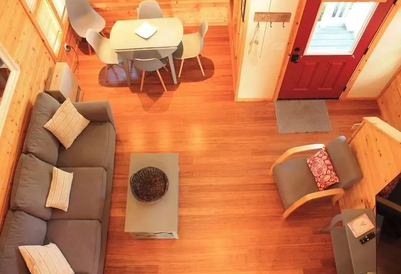 Hostelli Pebble Cove Farm