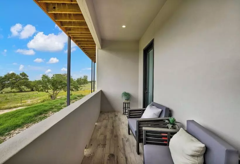 The Bentley Hotel   Beatles Room   Hill Country View