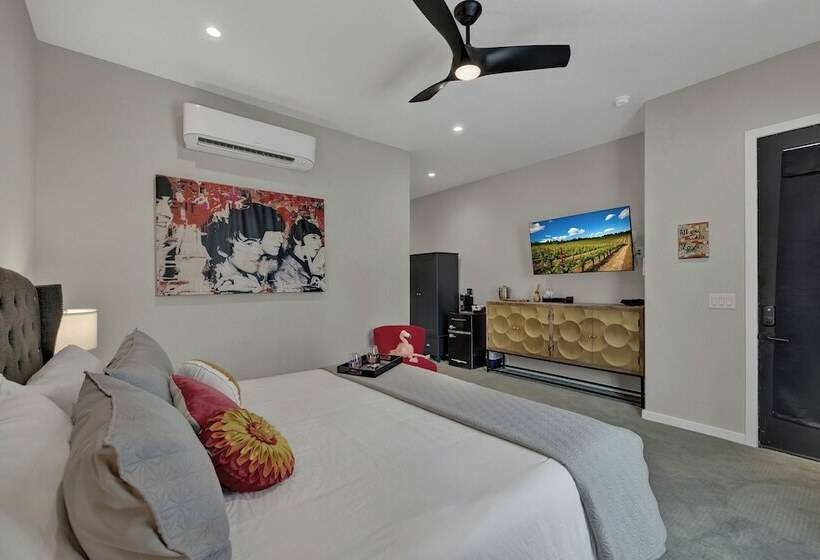 The Bentley Hotel   Beatles Room   Hill Country View