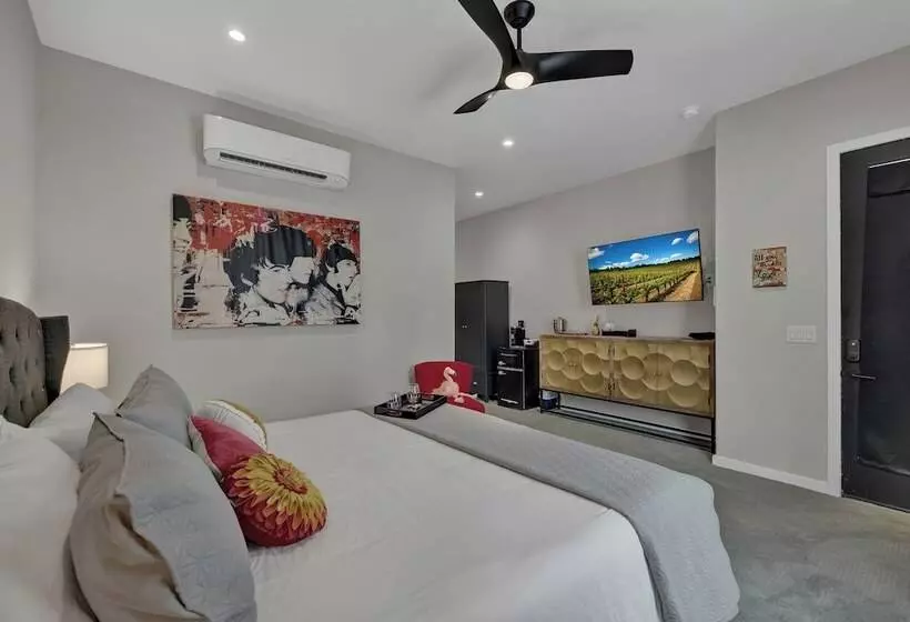 The Bentley Hotel   Beatles Room   Hill Country View