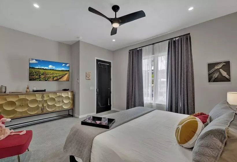 The Bentley Hotel   Beatles Room   Hill Country View