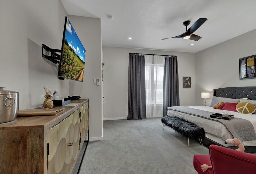 The Bentley Hotel   Beatles Room   Hill Country View