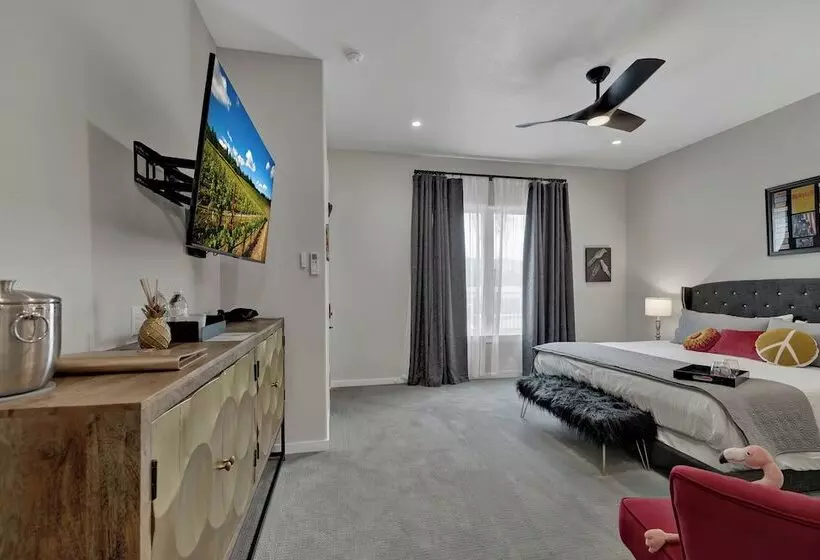 The Bentley Hotel   Beatles Room   Hill Country View