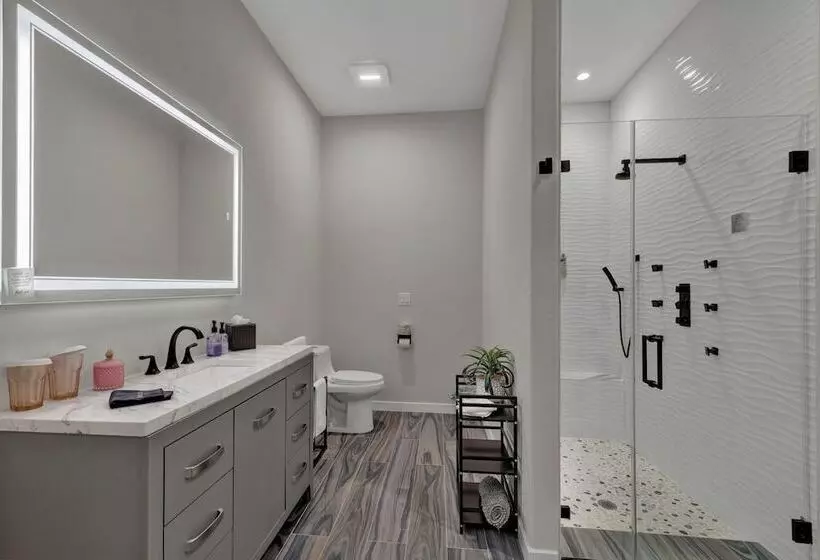 The Bentley Hotel   Beatles Room   Hill Country View