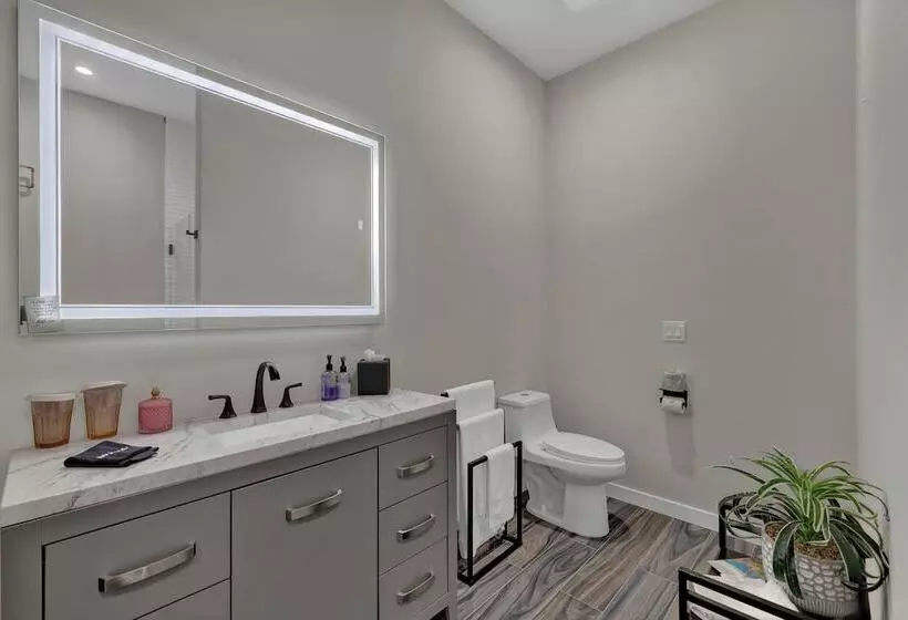 The Bentley Hotel   Beatles Room   Hill Country View