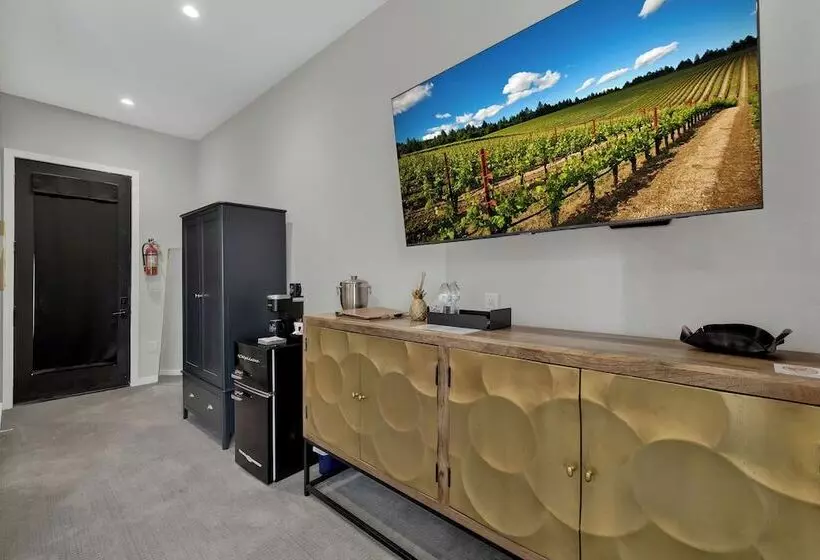 The Bentley Hotel   Beatles Room   Hill Country View