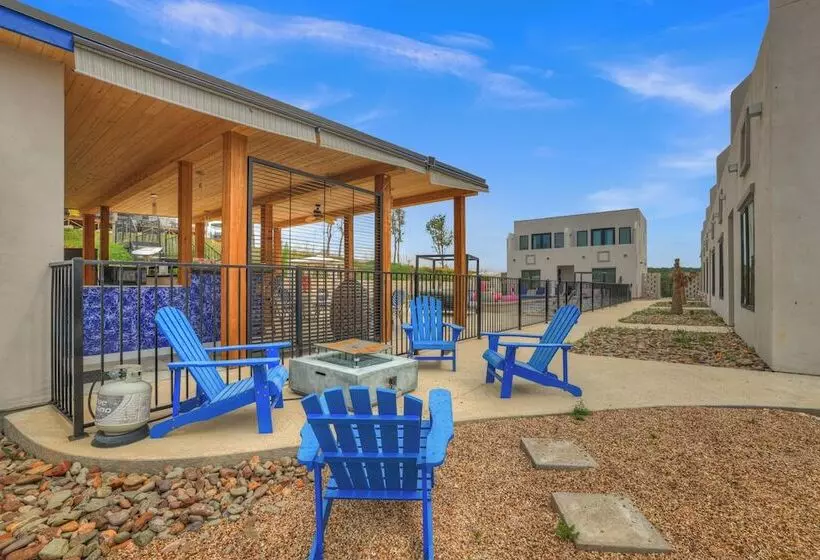 The Bentley Hotel   Beatles Room   Hill Country View