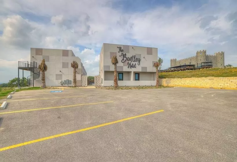 The Bentley Hotel   Beatles Room   Hill Country View