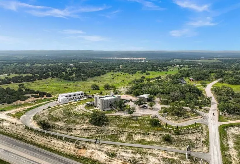 The Bentley Hotel   Beatles Room   Hill Country View
