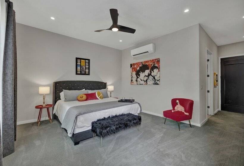 The Bentley Hotel   Beatles Room   Hill Country View