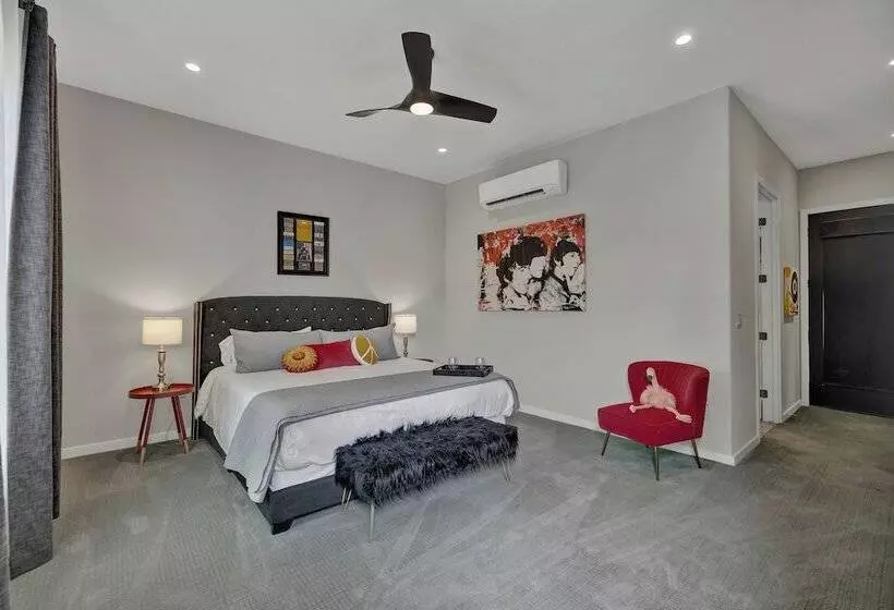 The Bentley Hotel   Beatles Room   Hill Country View