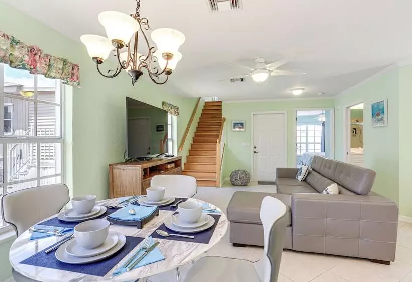 Jensen Beach Home W/ Bbq Grill: Walk To Beach!