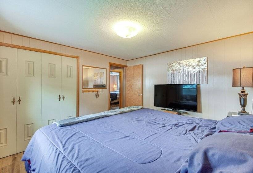 Lakefront Cabin In Jay W/ Deck, Views & Boat Ramp!