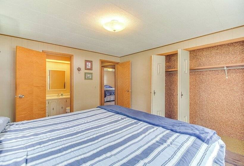 Lakefront Cabin In Jay W/ Deck, Views & Boat Ramp!