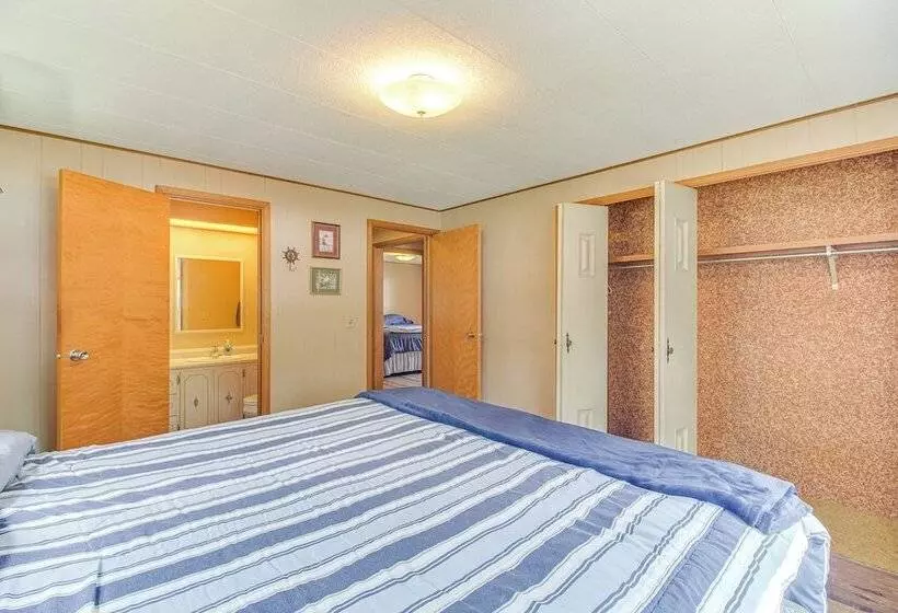 Lakefront Cabin In Jay W/ Deck, Views & Boat Ramp!
