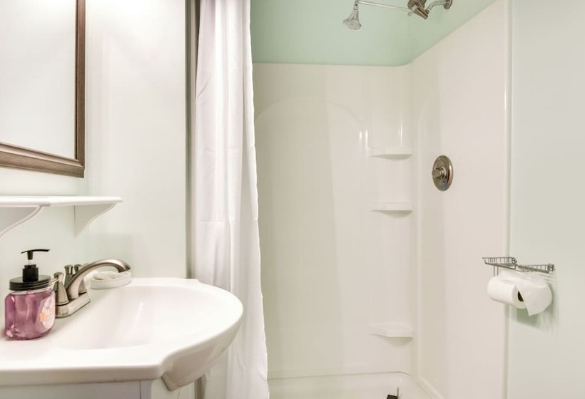 Lakefront Ridgeway Home W/ Deck & Fire Pit!