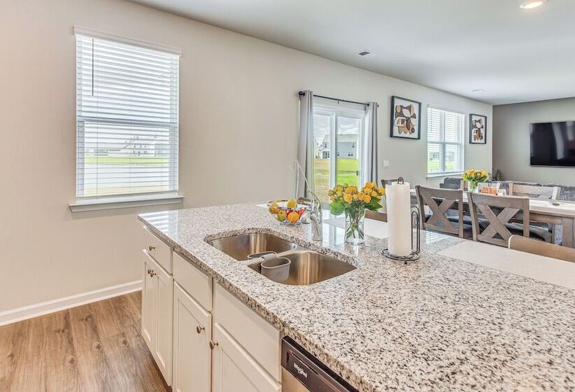 2 Mi To Golf: Myrtle Beach Home W/ Pool Access!