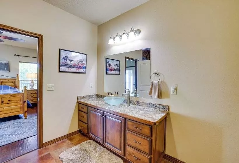 Neosho Home On 90 Acres W/ Private Pool & Fire Pit