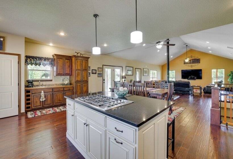 Neosho Home On 90 Acres W/ Private Pool & Fire Pit