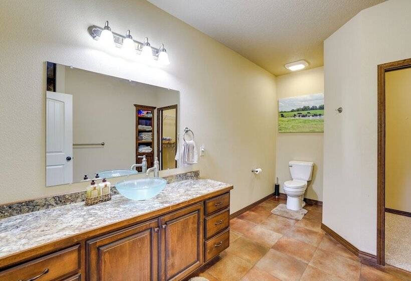 Neosho Home On 90 Acres W/ Private Pool & Fire Pit