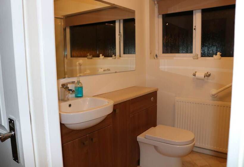 اقامتگاه Stunning 4 Bed House In Birmingham