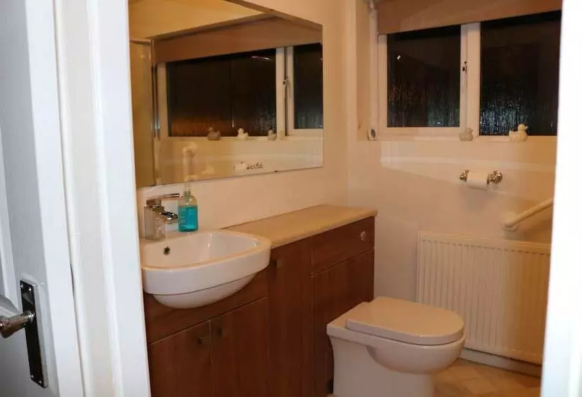 اقامتگاه Stunning 4 Bed House In Birmingham